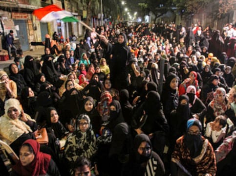 Anti-Citizenship Amendment Act protest enters eighth day in Nagpada's 'Mumbai Bagh' amid attempts to call off stir Anti-Citizenship Amendment Act protest enters eighth day in Nagpada's 'Mumbai Bagh' amid attempts to call off stir