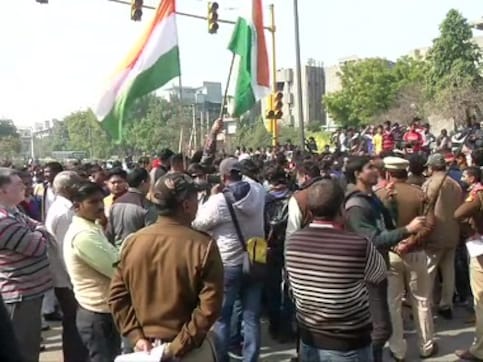 Anti-CAA protest at Shaheen Bagh: Irked by difficulties faced during commute, locals stage demonstration against closure of Kalindi Kunj road Anti-CAA protest at Shaheen Bagh: Irked by difficulties faced during commute, locals stage demonstration against closure of Kalindi Kunj road