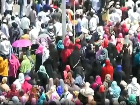 Thousands join anti-CAA protest in Chennai, demand Tamil Nadu govt to adopt resolution against law in ongoing Assembly session Thousands join anti-CAA protest in Chennai, demand Tamil Nadu govt to adopt resolution against law in ongoing Assembly session