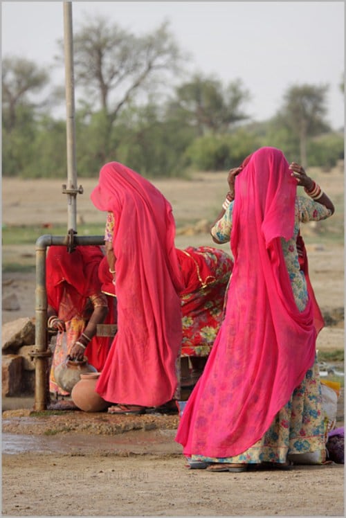 Women on the streets of Jaisalmer, Rajasthan collecting water. Image credit: Flickr/nevil zaveri