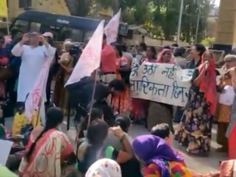 Anti-CAA protests: In Mumbai, hundreds march from Five Gardens in Matunga to Chaityabhoomi in Dadar on Women's Day eve Anti-CAA protests: In Mumbai, hundreds march from Five Gardens in Matunga to Chaityabhoomi in Dadar on Women's Day eve