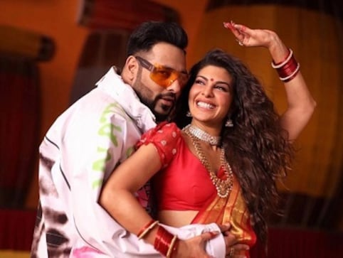 Jacqueline Fernandez celebrates Durga Pujo with Badshah in his new music video Genda Phool Jacqueline Fernandez celebrates Durga Pujo with Badshah in his new music video Genda Phool