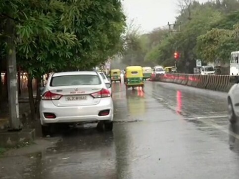 Delhi faces traffic jams, waterlogging as Western Disturbance brings rainfall; min temperature drops to 12 degrees Celsius Delhi faces traffic jams, waterlogging as Western Disturbance brings rainfall; min temperature drops to 12 degrees Celsius