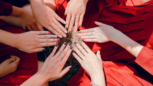 Manicured hands in minutes Manicured hands in minutes