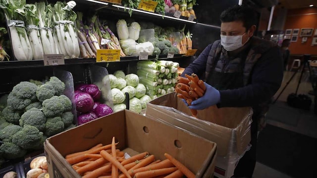 Can coronavirus stay viable on food and infect you? Understanding the novel virus is important to answers these questions Can coronavirus stay viable on food and infect you? Understanding the novel virus is important to answers these questions