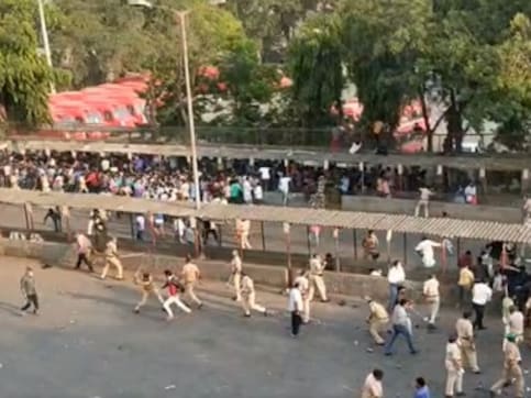 Bandra migrant workers' gathering: Politicians, media channels lend communal spin to protesters desperate to return home Bandra migrant workers' gathering: Politicians, media channels lend communal spin to protesters desperate to return home