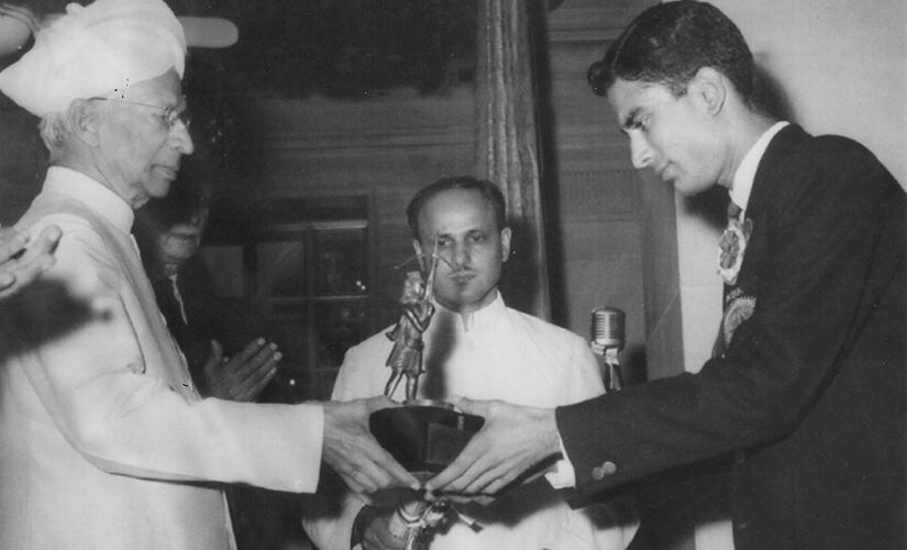 Dinesh Khanna receiving the Arjuna Award. Image procured by Shirish Nadkarni.