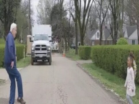 80-yr-old US man's 'social distance dance-off' with granddaughter during COVID-19 outbreak melts hearts around the world 80-yr-old US man's 'social distance dance-off' with granddaughter during COVID-19 outbreak melts hearts around the world