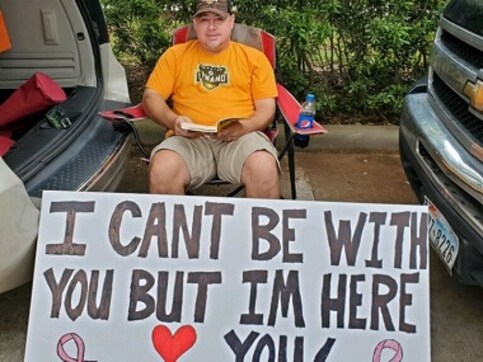 This Texas man found a way to support wife undergoing chemo as hospital imposes restrictions during COVID-19 pandemic This Texas man found a way to support wife undergoing chemo as hospital imposes restrictions during COVID-19 pandemic