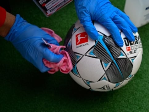 Eerie silence, five substitutes, elbow celebrations as Bundesliga becomes first major football league to resume amid COVID-19 Eerie silence, five substitutes, elbow celebrations as Bundesliga becomes first major football league to resume amid COVID-19