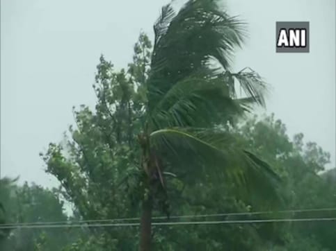 Cyclone Amphan: Heavy downpour along coastal Odisha, West Bengal as govt evacuates over 4 lakh people; cyclonic storm to make landfall near Sunderbans Cyclone Amphan: Heavy downpour along coastal Odisha, West Bengal as govt evacuates over 4 lakh people; cyclonic storm to make landfall near Sunderbans