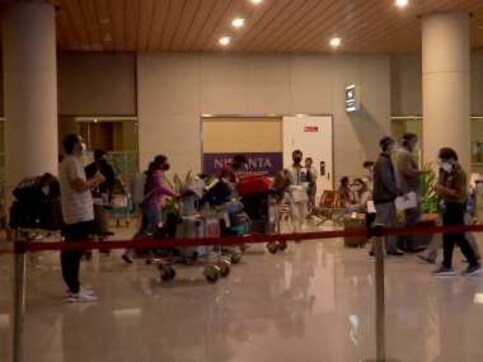 COVID-19 Lockdown 3.0: 572 passengers returning from London, Singapore land at Mumbai airport; another flight to reach city later tonight COVID-19 Lockdown 3.0: 572 passengers returning from London, Singapore land at Mumbai airport; another flight to reach city later tonight