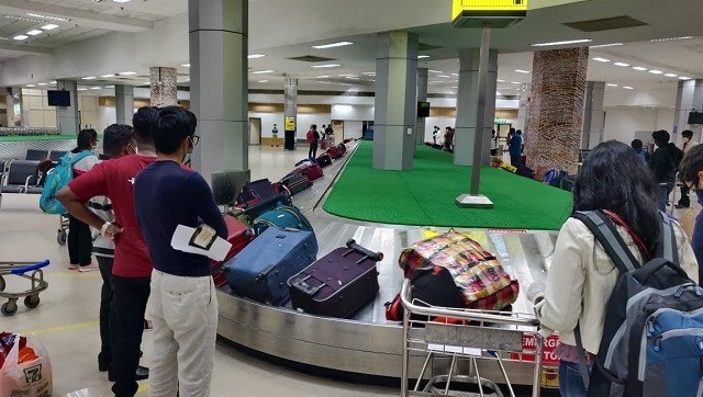 Govt allows airlines to serve on-board meals; passengers refusing to wear face masks can be put on no-fly lists Govt allows airlines to serve on-board meals; passengers refusing to wear face masks can be put on no-fly lists