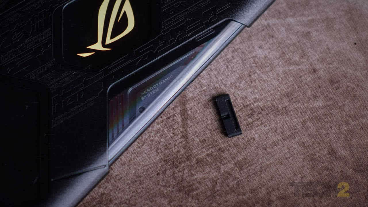 If you’re not careful, you’ll lose that dust cover. Also visible here is a closer look at the exposed portion of the ROG Phone 3’s cooling system.