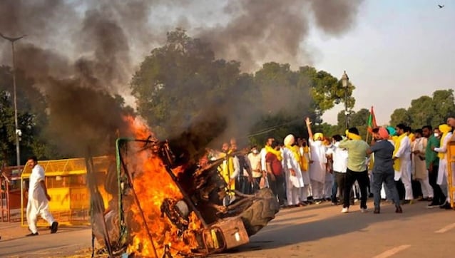 Protests against farm laws intensify in Punjab, Karnataka; tractor set on fire in Delhi, Amarinder Singh stages sit-in agitation Protests against farm laws intensify in Punjab, Karnataka; tractor set on fire in Delhi, Amarinder Singh stages sit-in agitation