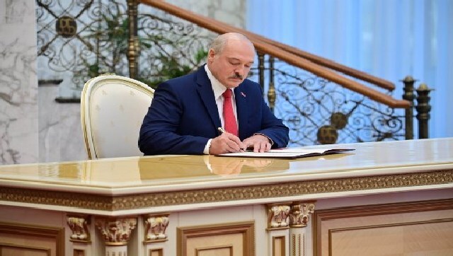 Alexander Lukashenko closes Belarus borders, reshuffles security team in attempt to curb mass protests Alexander Lukashenko closes Belarus borders, reshuffles security team in attempt to curb mass protests