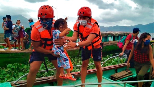 Super typhoon slams eastern Philippines as govt evacuates one million; Manila airport shut for 24 hrs Super typhoon slams eastern Philippines as govt evacuates one million; Manila airport shut for 24 hrs