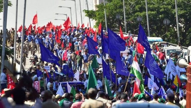Karnataka farmers' protest enters Day 3; cultivators seek withdrawal of changes in APMC Act, land laws Karnataka farmers' protest enters Day 3; cultivators seek withdrawal of changes in APMC Act, land laws