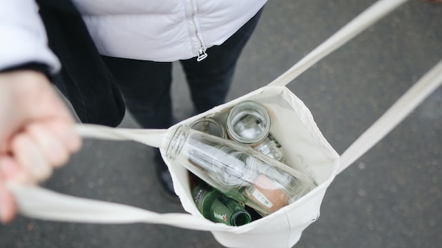 Sturdy biodegradable dog waste bags to pick up after your pet Sturdy biodegradable dog waste bags to pick up after your pet