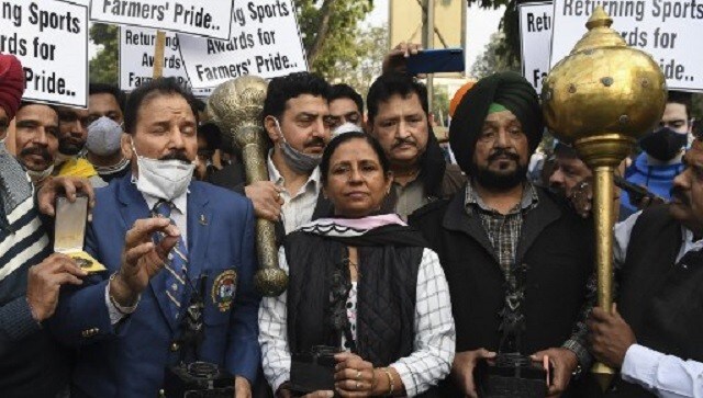 A few sportspersons from Punjab, led by two-time Asian Games gold-winning former wrestler Kartar Singh (right), marched towards the Rashtrapati Bhavan to return "35 national sports awards" in a show of solidarity with the agitating farmers, but were stopped midway by the police. Image credits: AFP