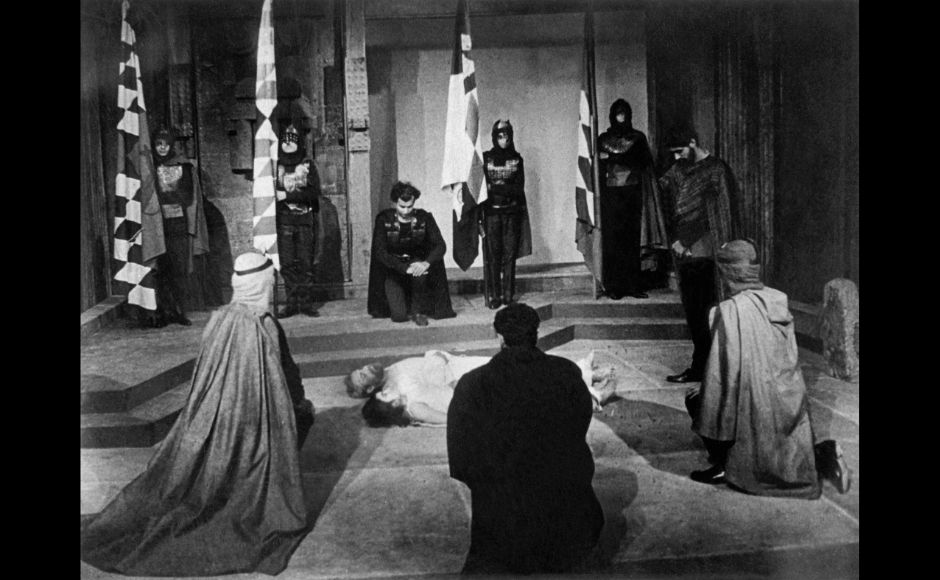 When Alkazi was appointed as the Director of the National School of Drama in Delhi, Alkazi staged many huge productions, especially historicals, from NSD's rather small setup. Alkazi had carved out an excellent studio theatre by removing a wall between two rooms to make an eighty-seat auditorium and a stage as large as the seating. Sophocles’ <em>Oedipus</em> and Shakespeare’s <em>King Lear</em> were presented there in Urdu, and later Mohan Rakesh’s <em>Lehron ke Raj Hans</em>, among others. (Above) Scene from <em>King Lear</em>, 1964, with Om Shivpuri in the titular role. Shivpuri had earned a lot of accolades for his performance and was ofted touted to be the youngest actor to play King Lear on stage.