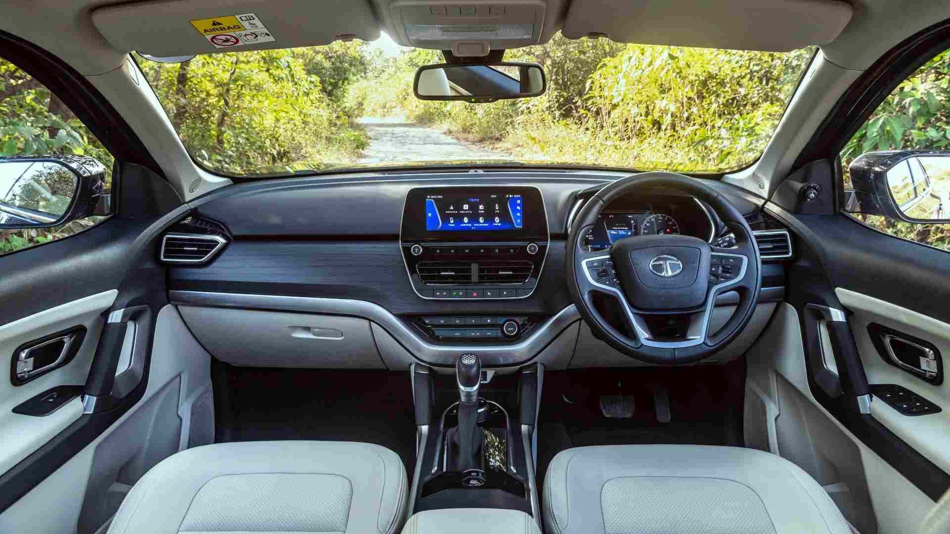 With a couple of small changes, the Tata Safari's interior feels more premium than the Harrier's. Image: Overdrive/Anis Shaikh