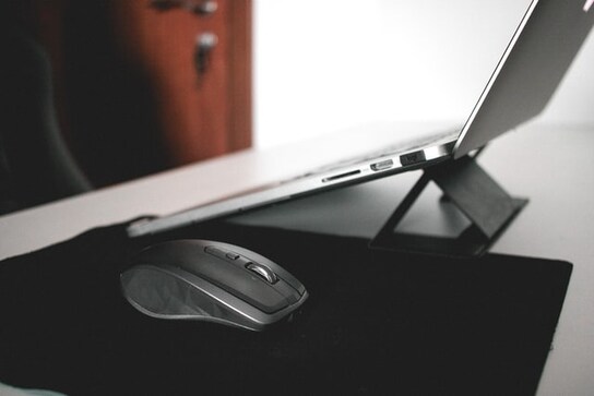 Foldable laptop stands to make it easy to work