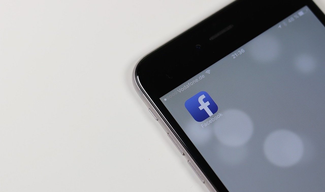  Facebook blocks Australians from viewing, sharing news on the platform