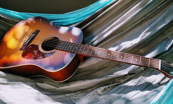 Excellent acoustic guitars to start learning music Excellent acoustic guitars to start learning music