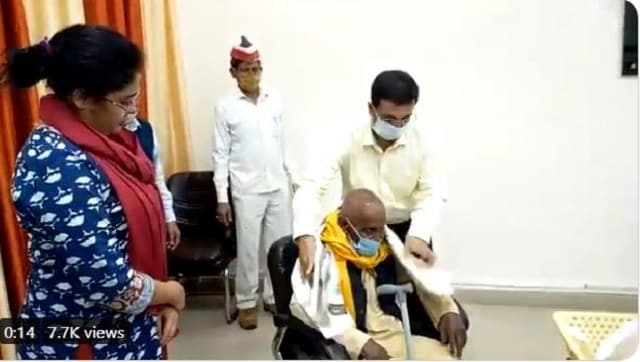 Raebareli DM felicitates 98-year-old street vendor for being ‘aatmanirbhar’