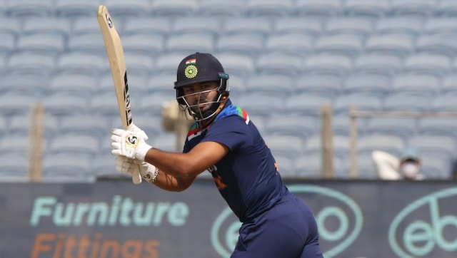 India vs England: Sam Curran's heroic effort goes in vain as hosts win third ODI by seven runs to clinch series India vs England: Sam Curran's heroic effort goes in vain as hosts win third ODI by seven runs to clinch series