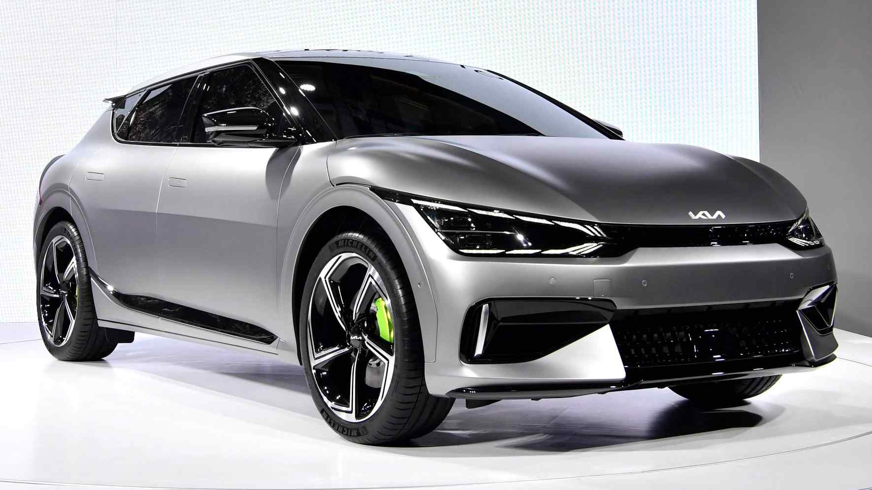  Kia EV6 GT electric crossover packs 585 hp, 0-100 kph time of 3.5 seconds and 260 kph top speed