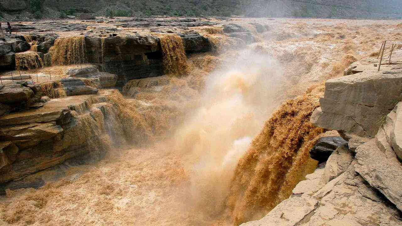 Yellow River in China is the cradle of Chinese civilization and more than 80 percent of the river basin is polluted. One count said that a third of all the fish species found in the River have become extinct because of dams, falling water levels, pollution and overfishing. Image credit: Leruswing/Wikipedia
