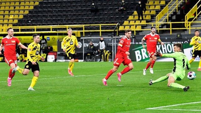 Bundesliga: Raphael Guerreiro's late goal keeps Borussia Dortmund in Champions League hunt Bundesliga: Raphael Guerreiro's late goal keeps Borussia Dortmund in Champions League hunt