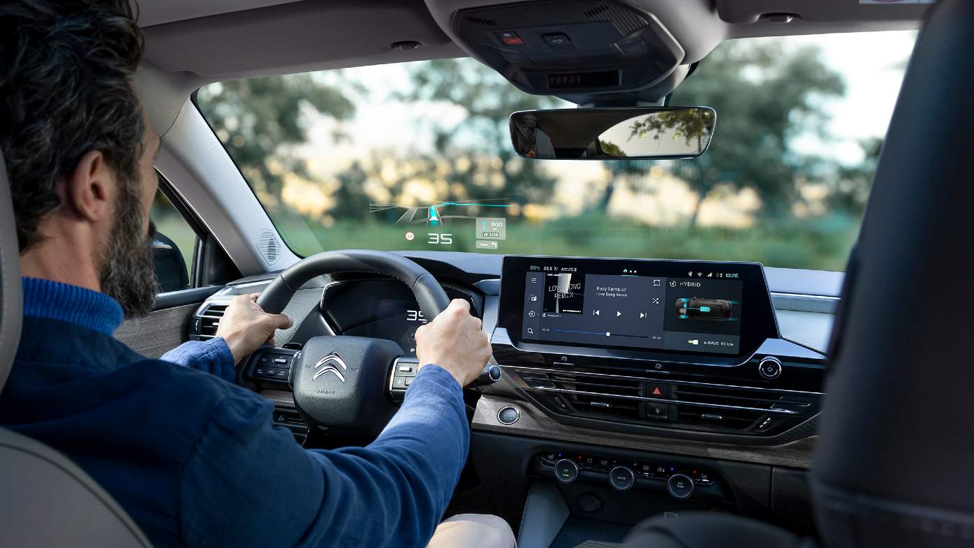 The top-spec Citroen C5 X features an extended colour head-up display. Image: Citroen