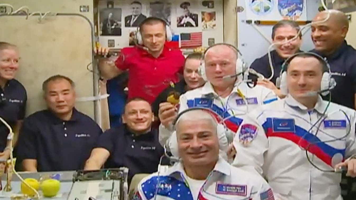  Two cosmonauts, one astronaut arrive at the International Space Station