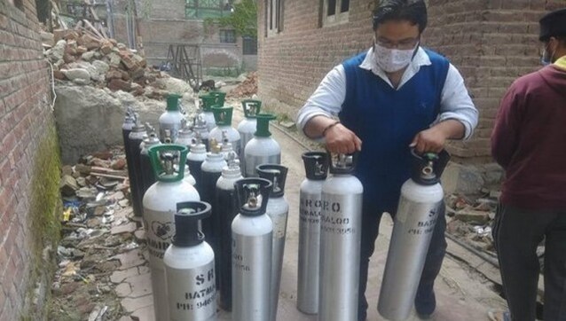Unseen Warriors of COVID: From arranging oxygen to ambulances, volunteers in Kashmir battle stress to save lives 看不见的COVID战士:从安排氧气到救护车,克什米尔志愿者与压力作斗争以拯救生命