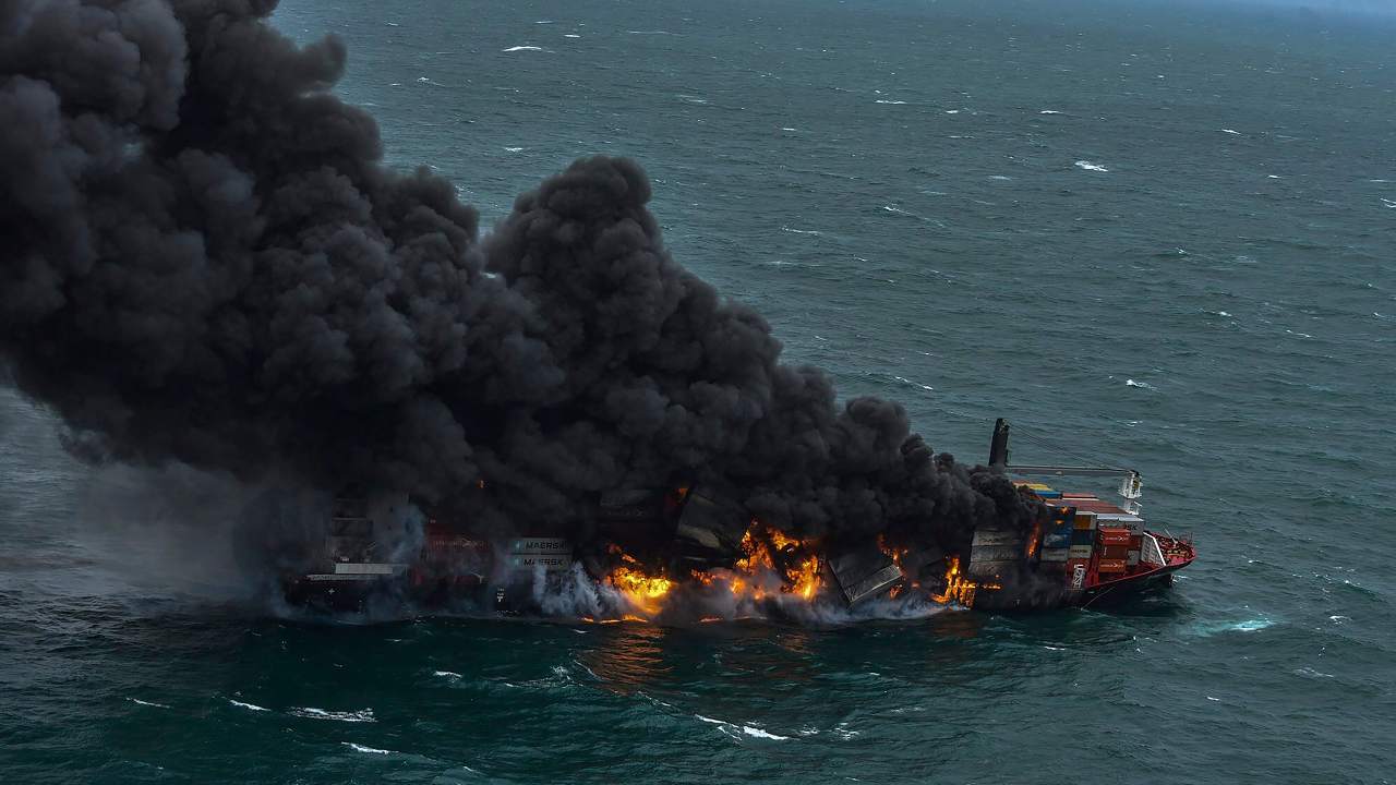 Røyk stiger fra et containerskip fra Singapore, MV X-Press Pearl, som ble oppslukt av brannankere utenfor Colombo havn, Sri Lanka tirsdag 25. mai 2021. (AP Photo / HO, Sri Lanka Air Force)