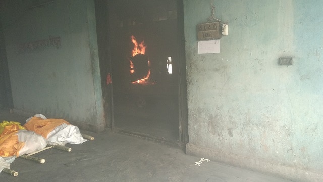 Unseen Warriors of COVID: Patna's hearse drivers, crematorium workers live in fear of infection, social stigma 看不见的COVID战士:巴特那的灵车司机、火葬场工人生活在对感染和社会耻辱的恐惧中