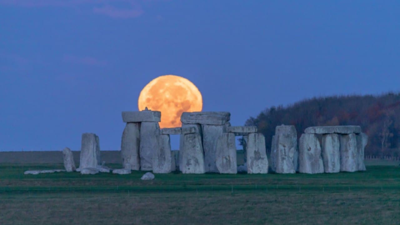 The blood moon is seen behind Stonehenge in the UK. Image credit: Twitter @ST0NEHENGE