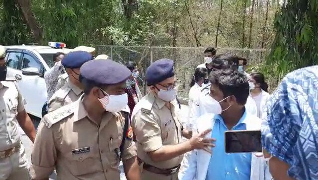 Jhansi: Junior doctors trying to present list of demands to Yogi Adityanath detained by cops, later released