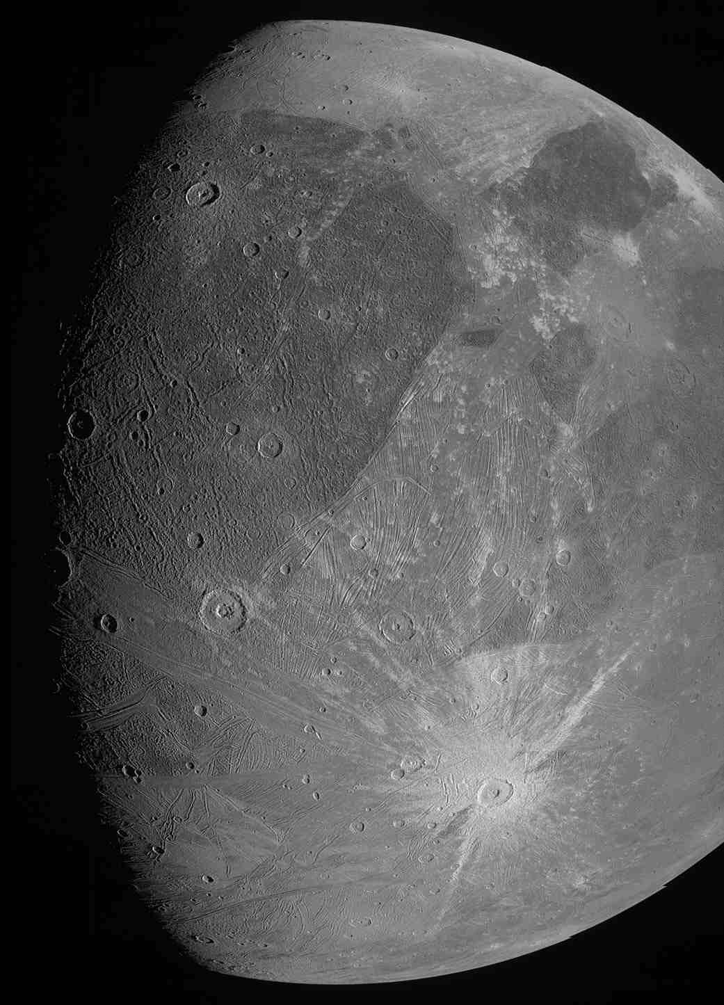 Esta imagen de la luna joviana Ganímedes fue obtenida por el generador de imágenes JunoCam a bordo de la nave espacial Juno de la NASA durante su sobrevuelo de la luna helada el 7 de junio de 2021.  Crédito de la imagen: NASA.