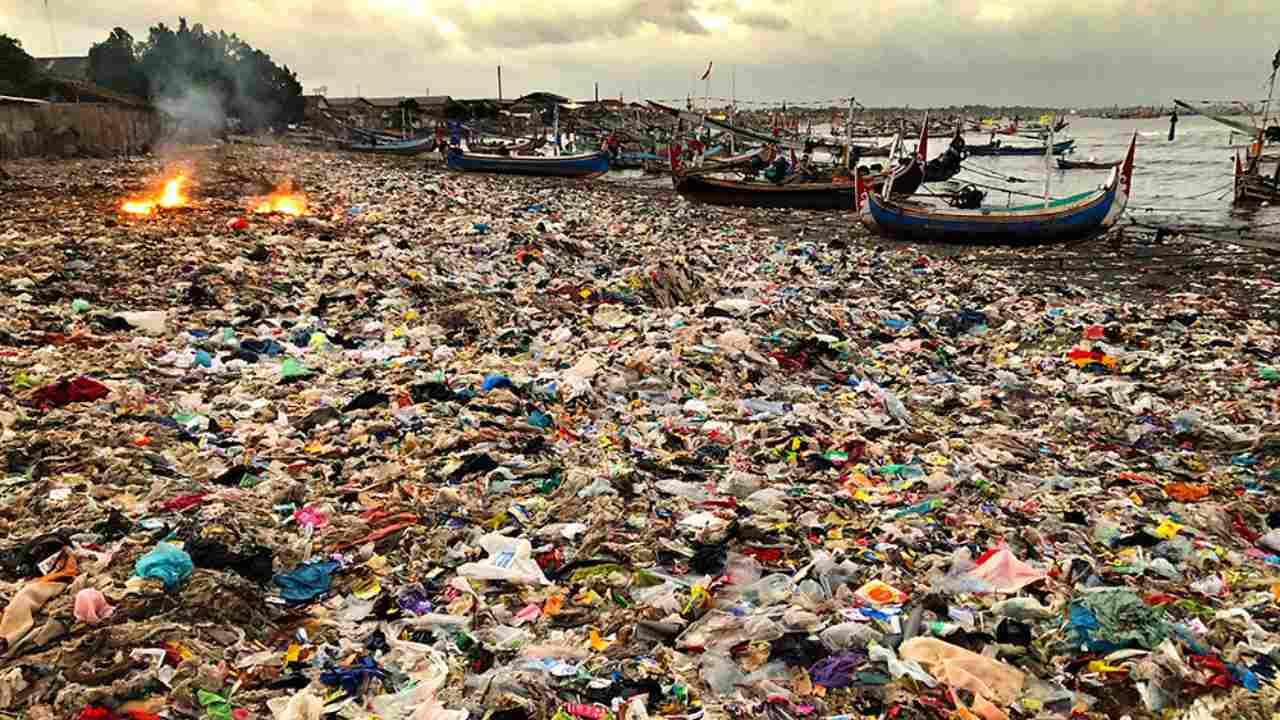 This local beach in Java, Indonesia, has become an illegal dumpsite for plastic waste. One of the residents can be seen burning the plastic, so it doesn’t enter her house at high tide. Photo by Vincent Kneefel (The Netherlands)