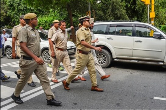 In Uttar Pradesh's Barabanki 18 dead, 25 injured after truck rams into parked bus