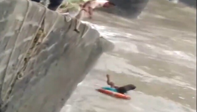 Man saves woman from drowning at Mumbai’s Gateway of India; video goes viral Man saves woman from drowning at Mumbai’s Gateway of India; video goes viral