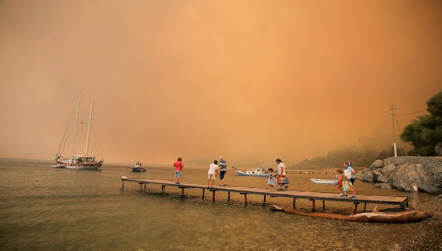 Turkish firefighters battle blazes for fifth straight day in holiday destinations; toll rises to eight Turkish firefighters battle blazes for fifth straight day in holiday destinations; toll rises to eight
