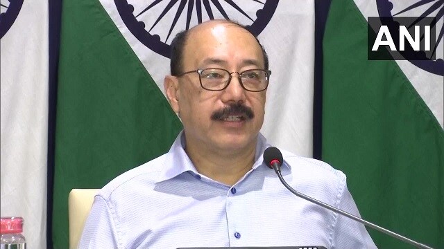 Harsh Vardhan Shringla holds ''productive discussion'' on India-Lankan ties with Lankan PM Mahinda Rajapaksa Harsh Vardhan Shringla holds ''productive discussion'' on India-Lankan ties with Lankan PM Mahinda Rajapaksa