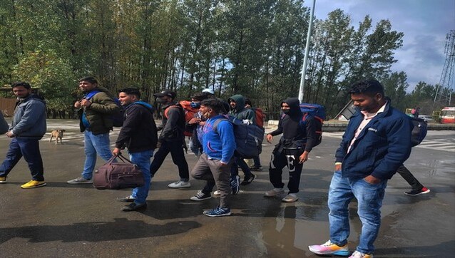 Kashmir: Non-local labourers leave after series of killings send shivers through Valley Kashmir: Non-local labourers leave after series of killings send shivers through Valley