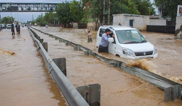 Heavy rains lash Kerala, red alert issued in Ernakulam, Idukki and Thrissur Heavy rains lash Kerala, red alert issued in Ernakulam, Idukki and Thrissur
