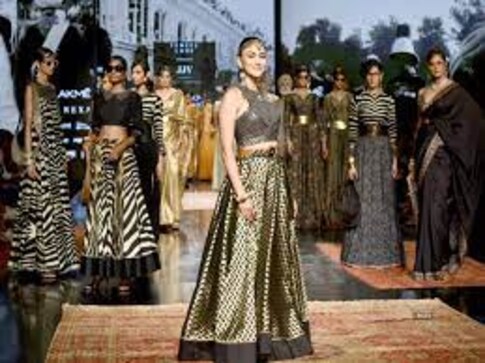 Mrunal Thakur walked for JJ Valaya show at Lakme Fashion Week 2022 Mrunal Thakur walked for JJ Valaya show at Lakme Fashion Week 2022